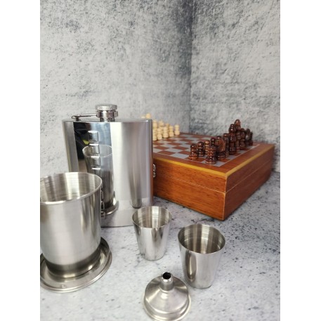 Набор подарочный 24-11 (Шахматы + Фляжка нерж 200 мл, 2 стопки, воронка, скл. стакан с караб.)